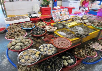 釜山市民の台所　日本では見ないような海産物も