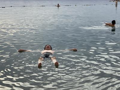 死海で浮くのは楽しいです。