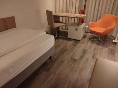 泊った客室にあった机とサービスの瓶入りの水