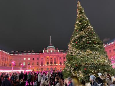 冬はスケートリンクが設置されています