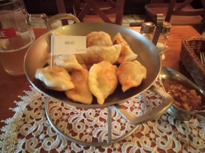 ポーランド名物のピエロギとビールで乾杯