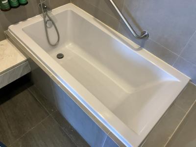 バスルームは洗い場付き、深くて大きなバスタブが嬉しい