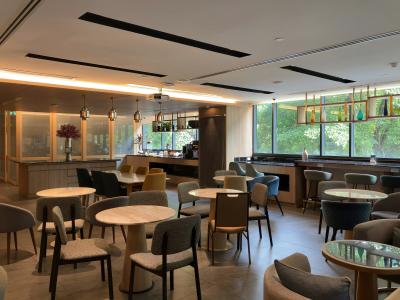 M階には宿泊者用ラウンジ、月～水曜夕刻はソーシャルアワー