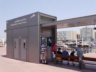 ドバイ・クリーク両岸の旧市街を結んでいるアブラ