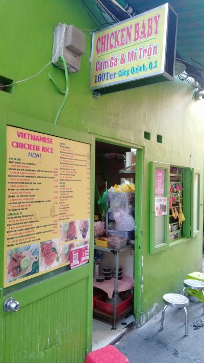 1日に何度もフードデリバリーのバイクがやって来ます