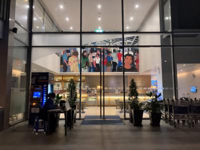 玄関前にはセキュリティースタッフ、館内には大きなイラスト