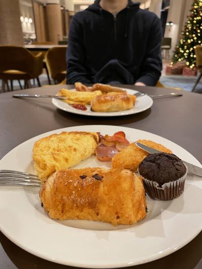 ビュッフェ形式の朝食。パンが美味しい。
