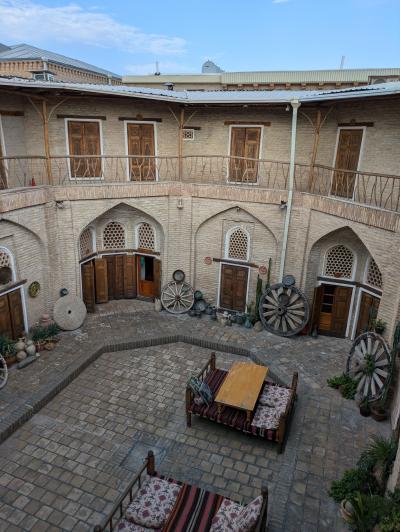 中庭＝朝食スペースを囲む扉がそれぞれ客室にリノベされてる