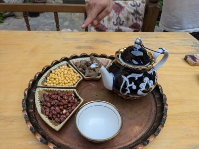 ホテルでヒマしてたら緑茶＋お茶菓子を勧めてくれました