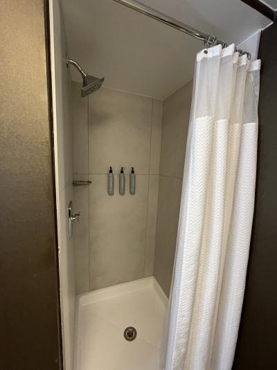 シャワールームは狭くて、暗くてちょっとマイナス点