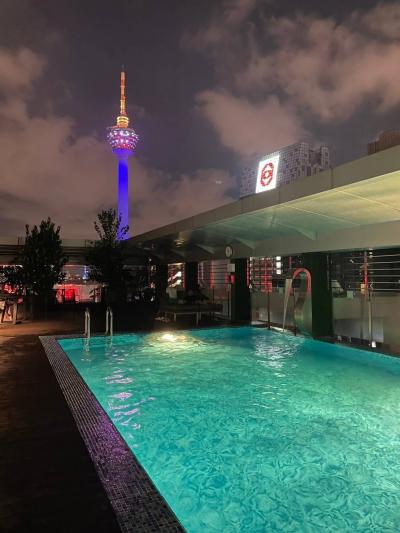 屋上のプールからKLタワーも見られます