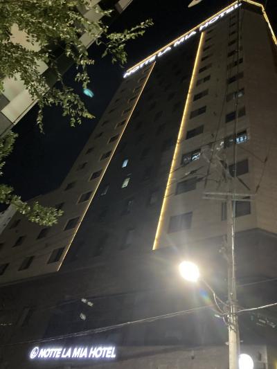 ネオンサインが目印になった