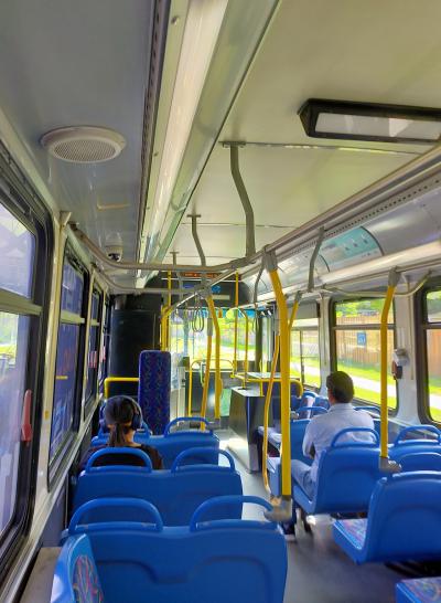 トロント郊外を走るバス