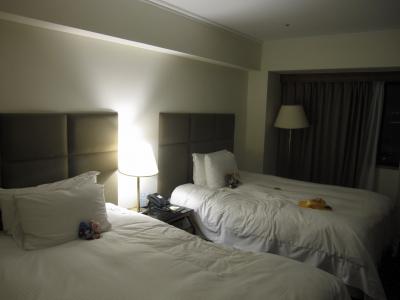 すぐ向かいのスーパーマーケットでお土産を買えます。