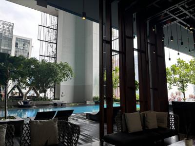 プールサイドにはカウチやベンチが多数