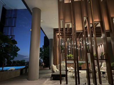 夜のプールサイド