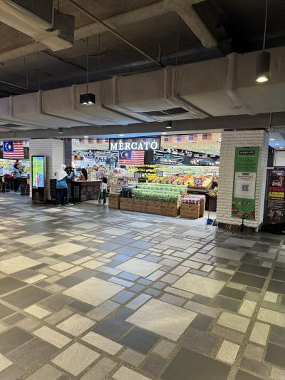 PWTC駅となりのモール地下のスーパーです