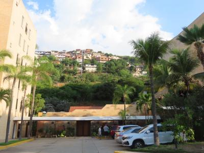 ホテルの裏手に民家が見える