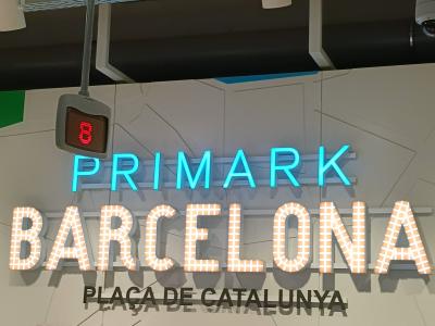 折りたたみ傘買えます。スペイン全土で何も売っている便利なお店。