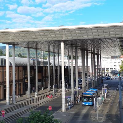 部屋から見る駅前広場