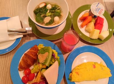 朝食ビュッフェはフォー、フルーツ等でおなかいっぱい！