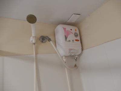 ホテルの部屋のシャワーが瞬間湯沸かし器だった