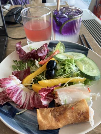 バーでカクテル