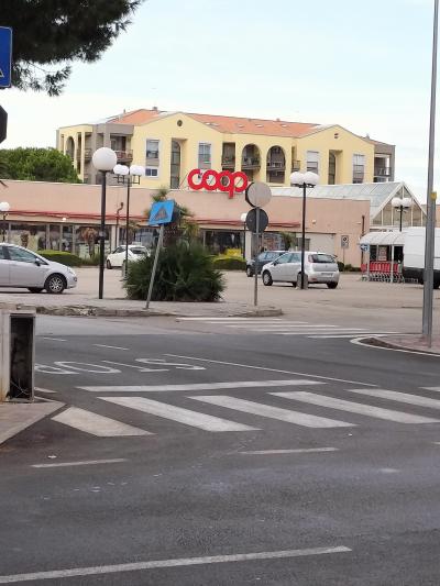 目の前にスーパーco-opがあります