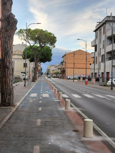 宿の前から駅に向かう道