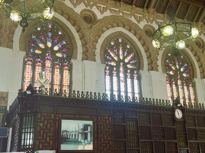 駅舎のステンドグラスも見どころ！