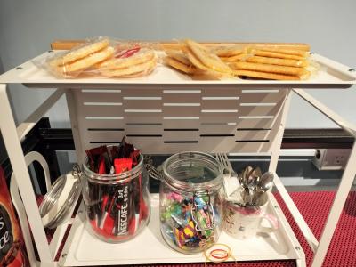 お菓子とコーヒーなどがサービス
