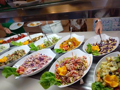 夕食。サラダの種類が多いです。