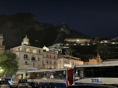 アマルフィの海岸に面して大きなバスターミナル