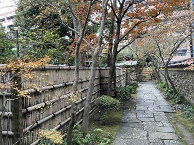 博多塀に囲まれた日本式の庭園