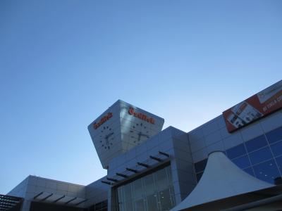 隣のショッピングモール