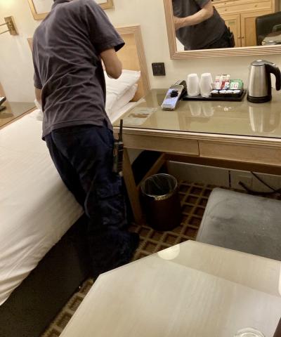 奥さんと話しながらベッドメイキング