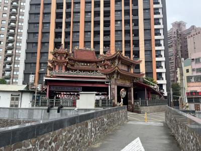 都市の中にあるお寺