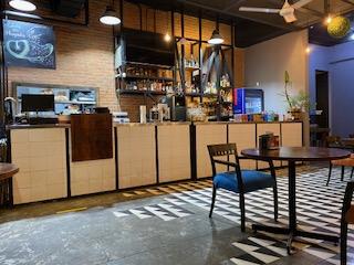 ビールを飲みながら、軽い食事