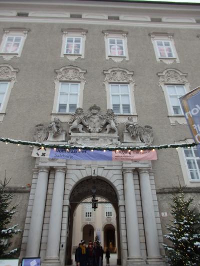 レジデンツプラッツに面した立派な建物で、ザルツブルグカードで入館できます。