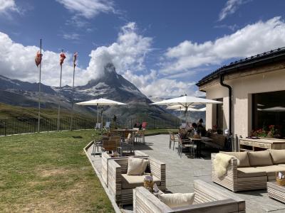 ホテルのテラスとマッターホルン