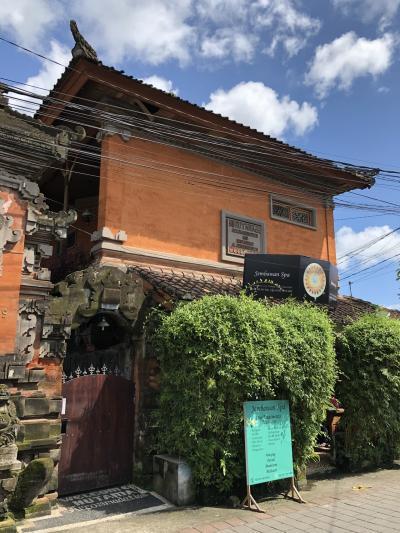 スパ建の物の2階の外壁に石碑で「Hutama」と看板、