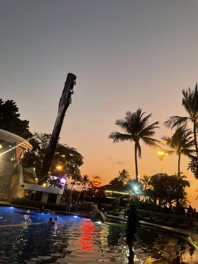 夕暮れのホテルプール