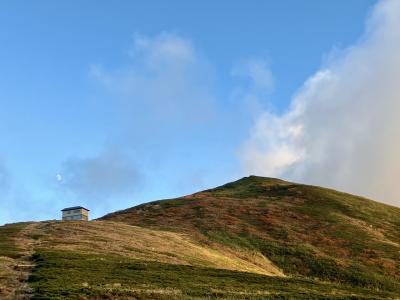 大朝日岳山頂避難小屋