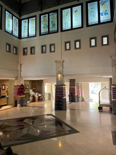 レセプションホール。天井が高いコロニアル風