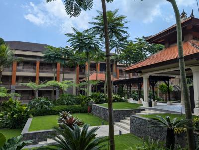 宿泊棟がロビーを囲む形で建っていて、ロビー周辺は中庭のよう