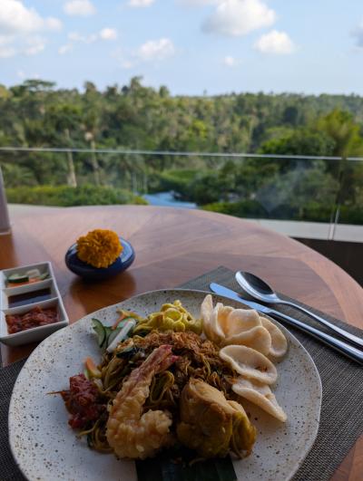 Puhu Restaurantのミーゴレン。テラス席は絶景。