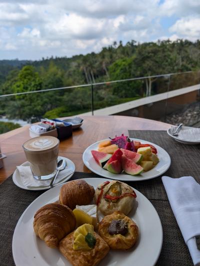 朝食ビュッフェは美味しいしフルーツが豊富。