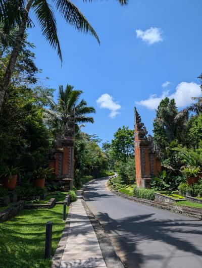 ホテル入り口の門がバリらしい