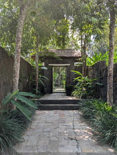 ヴィラの門。こちらがヴィラで向こう側が道。