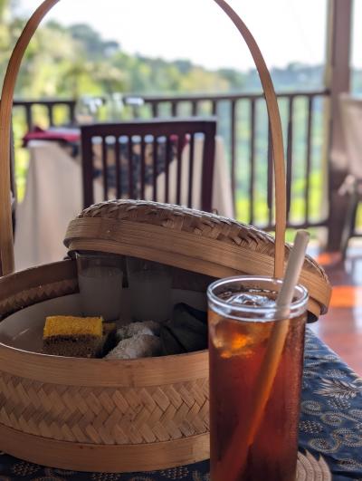 レストランでのアフタヌーンティー